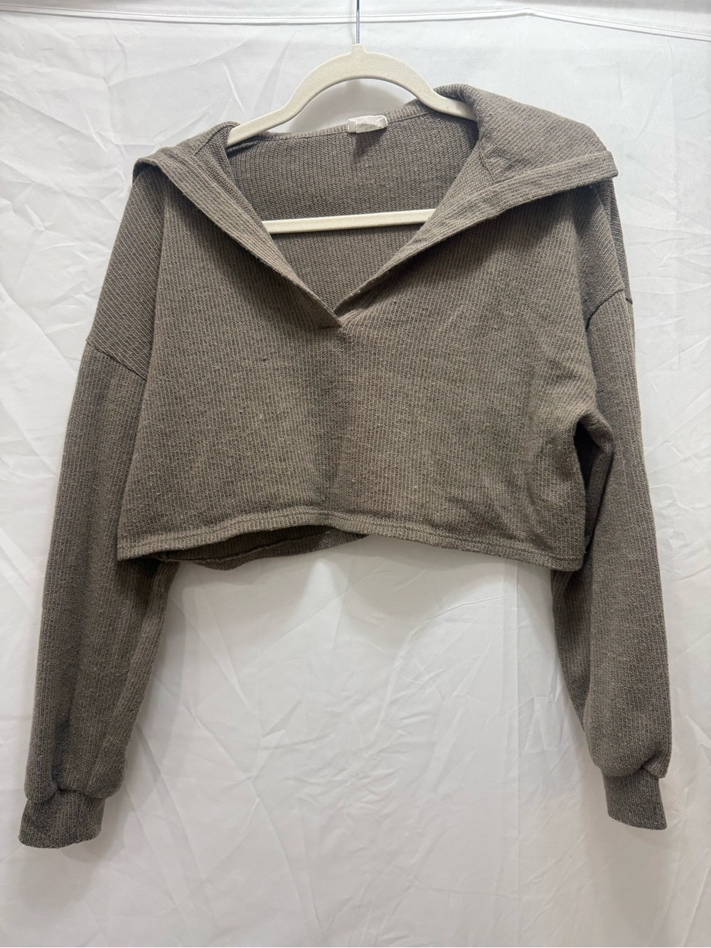 Le Lis Cropped V-Neck Hooded Sweater in Taupe Brown